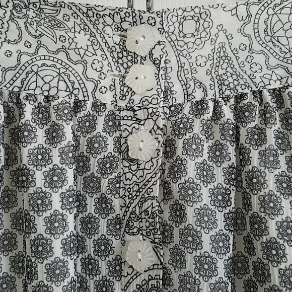 Double layer ruffle hem skirt with flower buttons - Picture 3 of 7